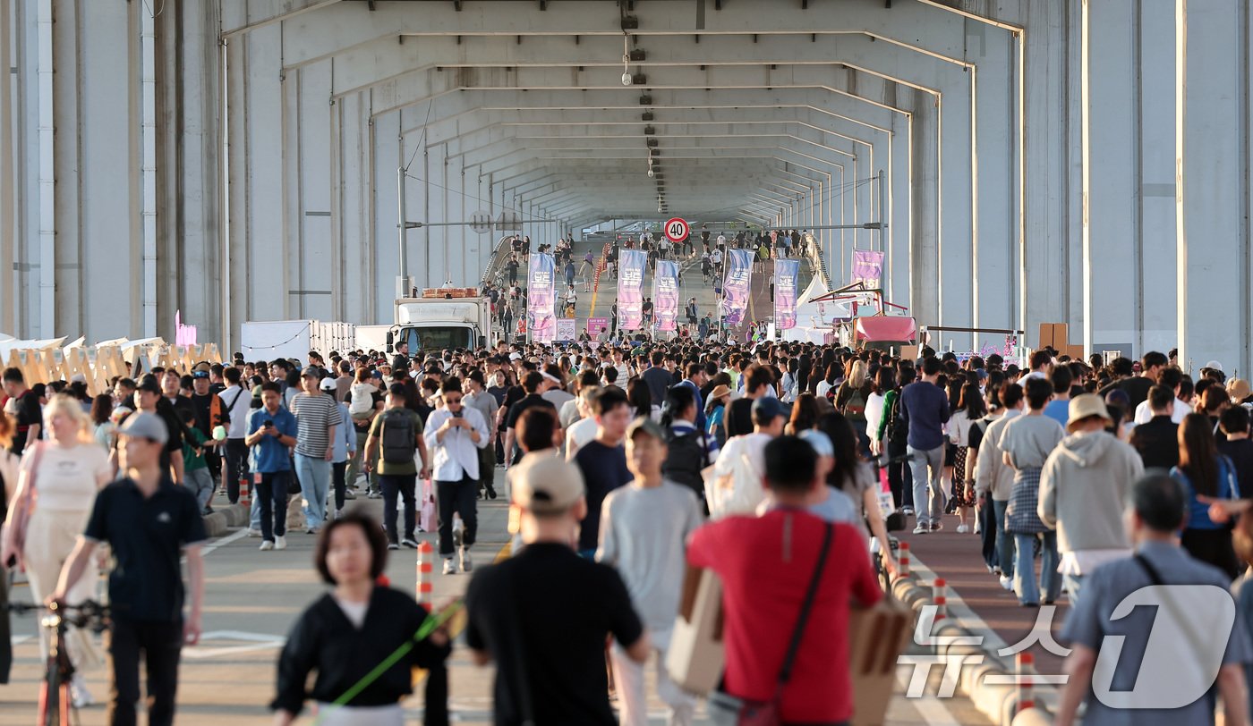 2일 서울 서초구 반포한강공원 잠수교에서 열린 &#39;차 없는 잠수교 뚜벅뚜벅 축제&#39;를 찾은 시민들이 나들이를 즐기고 있다. 2024.6.2/뉴스1 ⓒ News1 김성진 기자