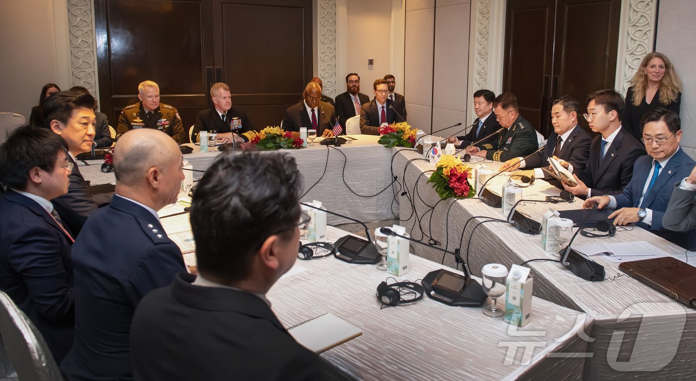 본문 이미지 - 신원식 국방부 장관이 2일 싱가포르 샹그릴라 호텔에서 열린 제21차 아시아안보회의(샹그릴라 대화)에서 로이드 오스틴 미 국방장관, 기하라 미노루 일본 방위상과 한미일 국방장관 다자회담을 하고 있다.(국방부 제공) 2024.6.2/뉴스1 ⓒ News1 이승배 기자