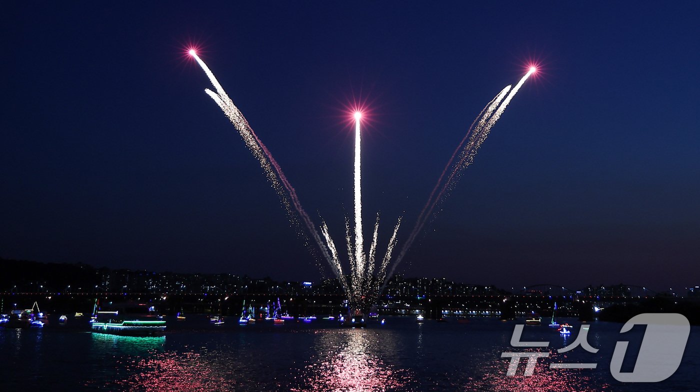 본문 이미지 - 2일 서울 서초구 반포한강공원 잠수교에서 열린 '2024 한강 보트 퍼레이드'에서 불꽃쇼가 펼쳐지고 있다. 2024.6.2/뉴스1 ⓒ News1 김성진 기자