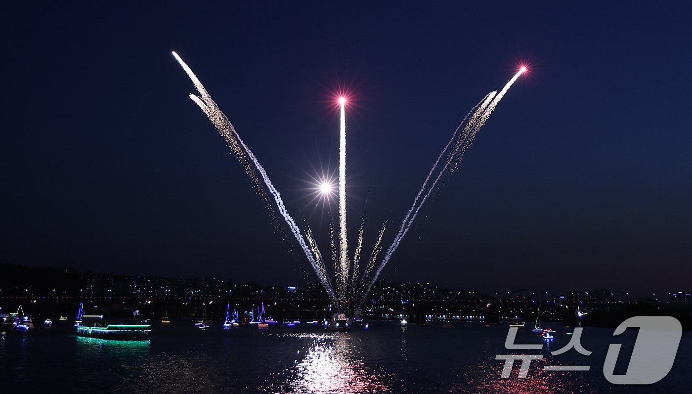 본문 이미지 - 2일 서울 서초구 반포한강공원 잠수교에서 열린 '2024 한강 보트 퍼레이드'에서 불꽃쇼가 펼쳐지고 있다. 2024.6.2/뉴스1 ⓒ News1 김성진 기자