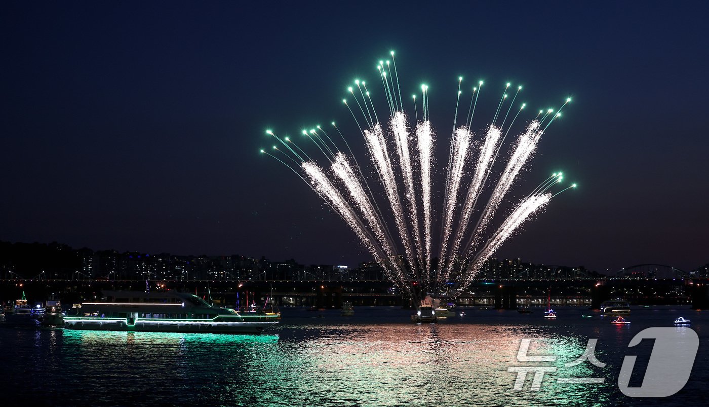 본문 이미지 - 2일 서울 서초구 반포한강공원 잠수교에서 열린 '2024 한강 보트 퍼레이드'에서 불꽃쇼가 펼쳐지고 있다. 2024.6.2/뉴스1 ⓒ News1 김성진 기자