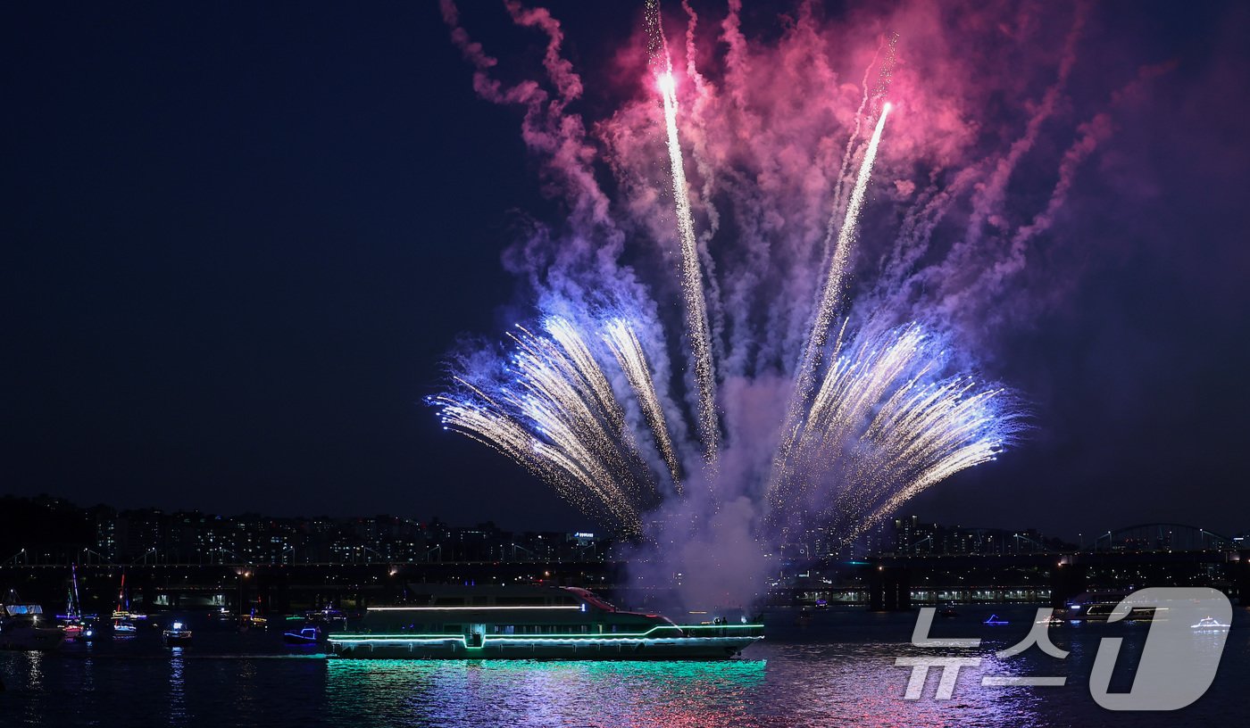 본문 이미지 - 2일 서울 서초구 반포한강공원 잠수교에서 열린 '2024 한강 보트 퍼레이드'에서 불꽃쇼가 펼쳐지고 있다. 2024.6.2/뉴스1 ⓒ News1 김성진 기자