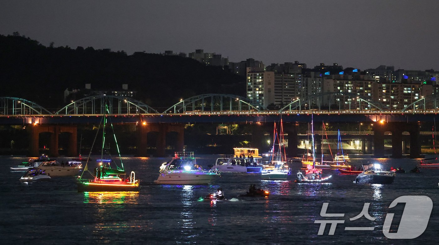 본문 이미지 - 2일 서울 서초구 반포한강공원 잠수교에서 '2024 한강 보트 퍼레이드'가 진행되고 있다. 2024.6.2/뉴스1 ⓒ News1 김성진 기자