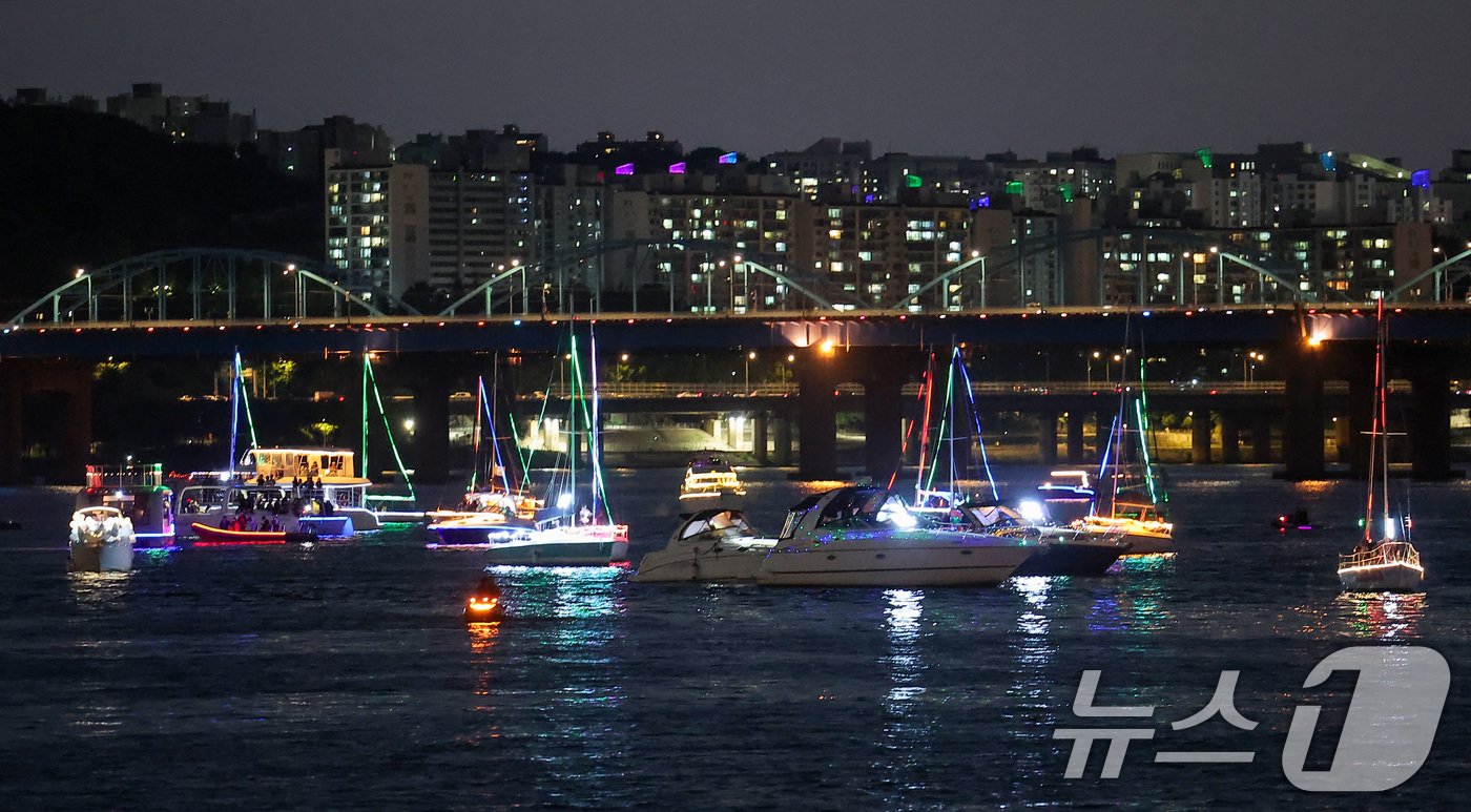 2일 서울 서초구 반포한강공원 잠수교에서 &#39;2024 한강 보트 퍼레이드&#39;가 진행되고 있다. 2024.6.2/뉴스1 ⓒ News1 김성진 기자