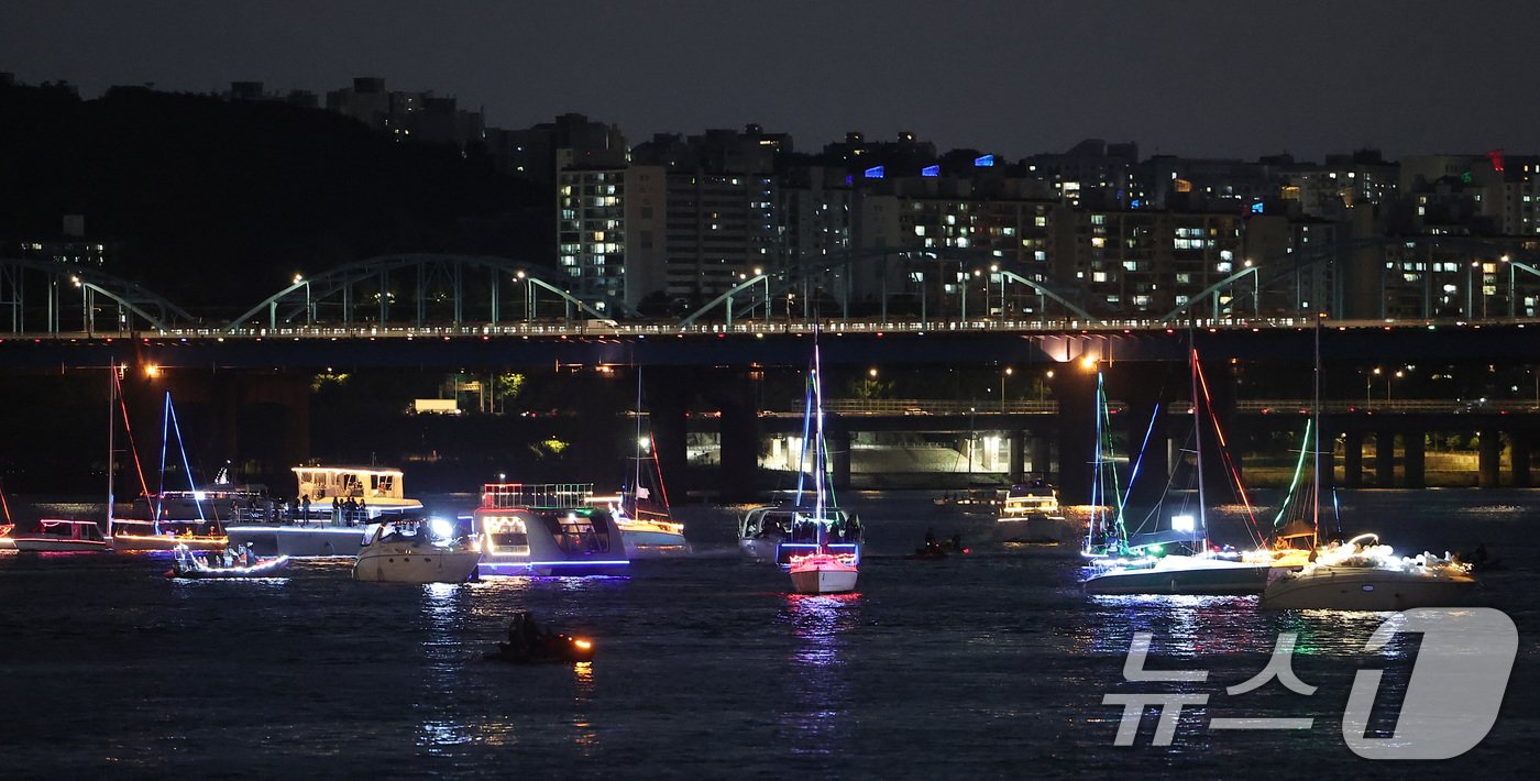 2일 서울 서초구 반포한강공원 잠수교에서 &#39;2024 한강 보트 퍼레이드&#39;가 진행되고 있다. 2024.6.2/뉴스1 ⓒ News1 김성진 기자