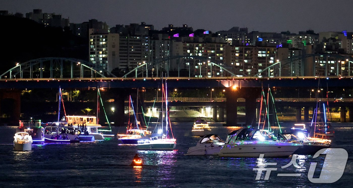 본문 이미지 - 2일 서울 서초구 반포한강공원 잠수교에서 '2024 한강 보트 퍼레이드'가 진행되고 있다. 2024.6.2/뉴스1 ⓒ News1 김성진 기자