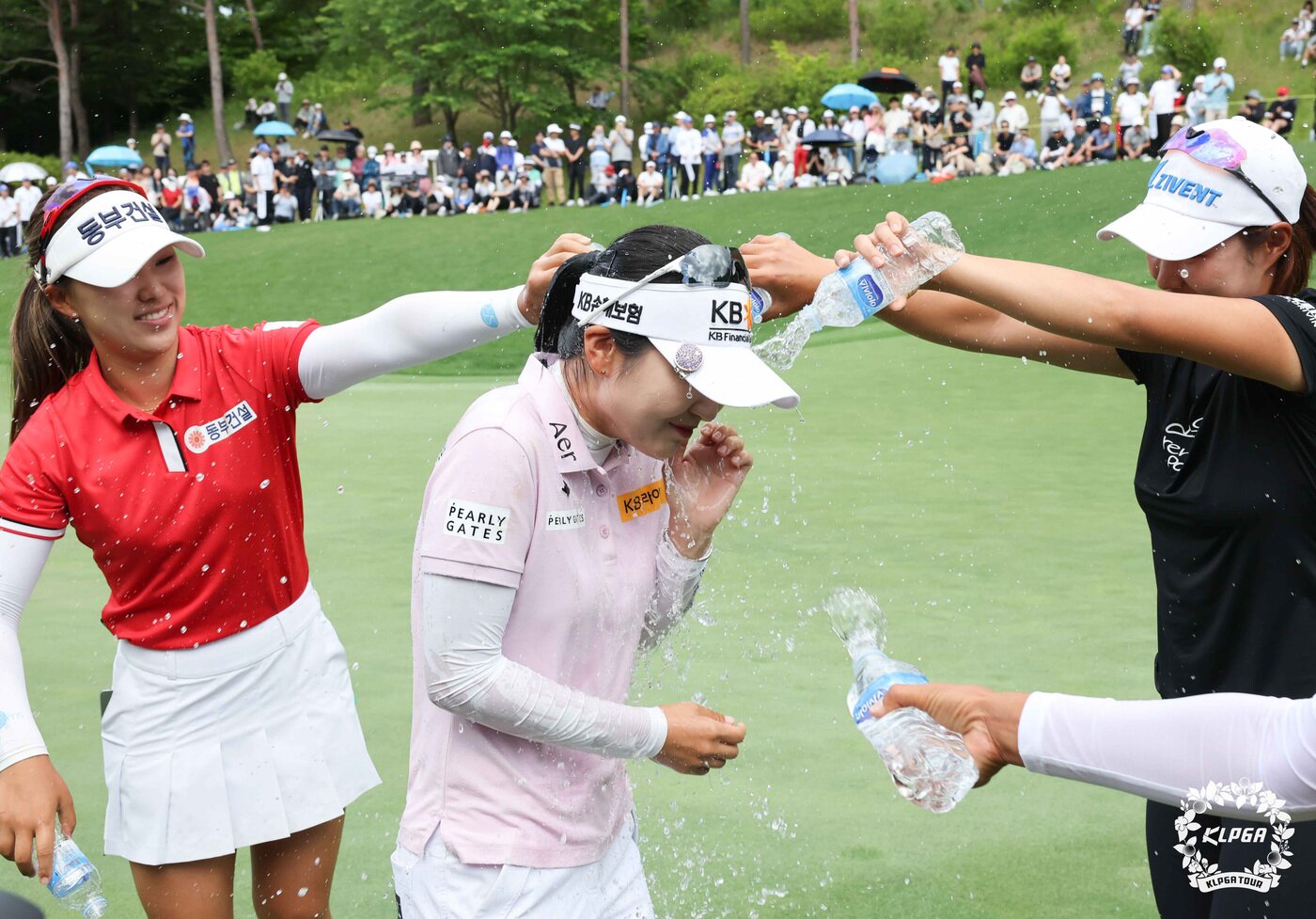 본문 이미지 - 이예원이 2일 경기 양평 더스타휴골프앤리조트에서 열린 'Sh수협은행 MBN여자오픈' 최종라운드에서 우승 후 동료 선수들로부터 물세례를 받고 있다. (KLPGT 제공) 2024.6.2/뉴스1