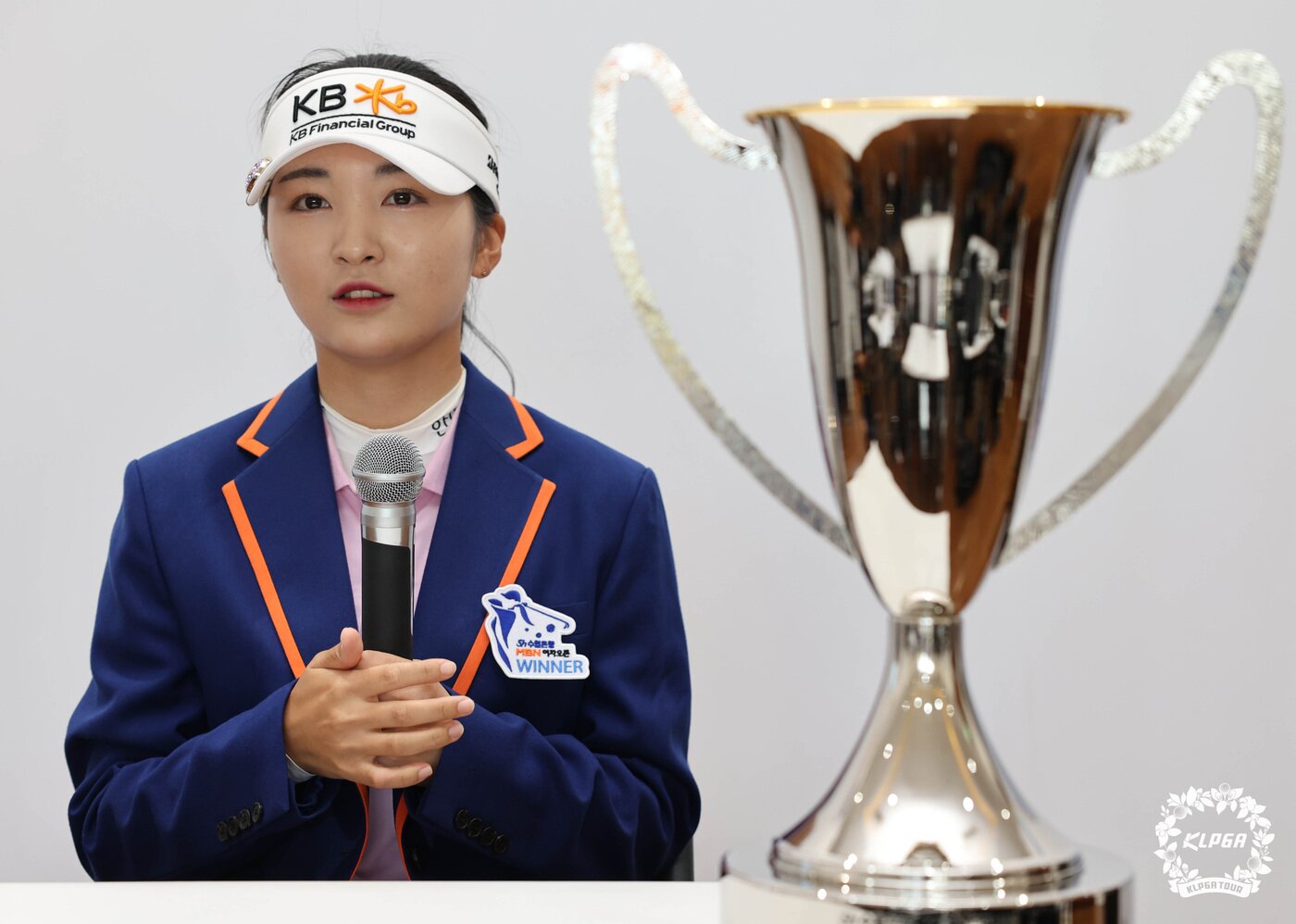 본문 이미지 - 이예원이 2일 경기 양평 더스타휴골프앤리조트에서 열린 'Sh수협은행 MBN여자오픈' 최종라운드에서 우승 후 인터뷰를 하고 있다. (KLPGT 제공) 2024.6.2/뉴스1
