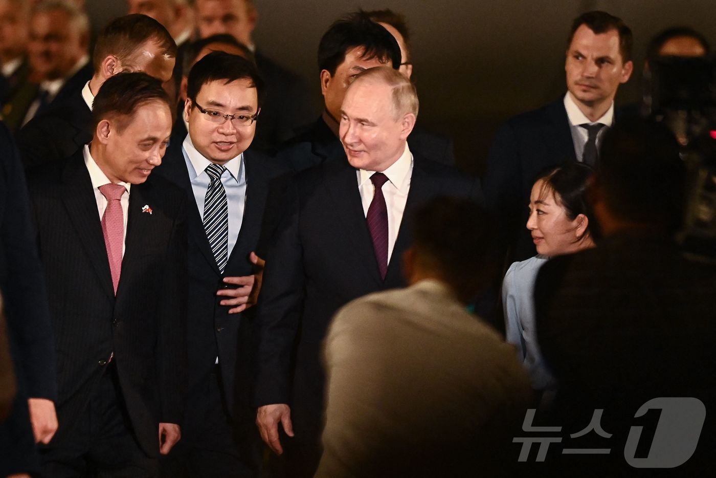 본문 이미지 - 20일&#40;현지시간&#41; 블라디미르 푸틴 러시아 대통령이 베트남 하노이 노이바이 국제공항에 도착해 차량에 타기 위해 이동하고 있다. 2024.06.20. ⓒ AFP=뉴스1 ⓒ News1 김민재 기자