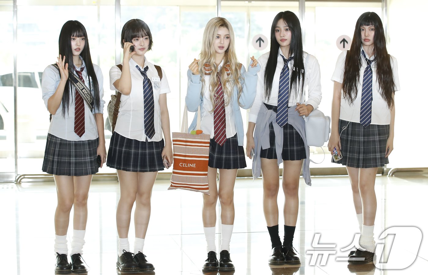 본문 이미지 - 뉴진스 해린(왼쪽부터)과 하니, 다니엘, 민지, 혜인 2024.6.20/뉴스1 ⓒ News1 권현진 기자