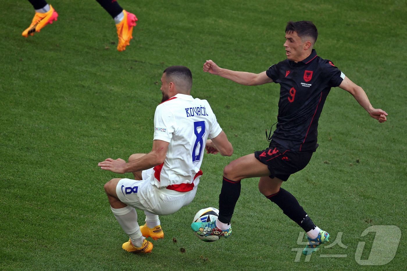 본문 이미지 - K리그1 광주FC 소속 야시르 아사니(오른쪽)는 20일(한국시간) 열린 알바니아와 크로아티아의 유로 2024 조별리그 A조 2차전에서 1도움을 기록했다. ⓒ AFP=뉴스1