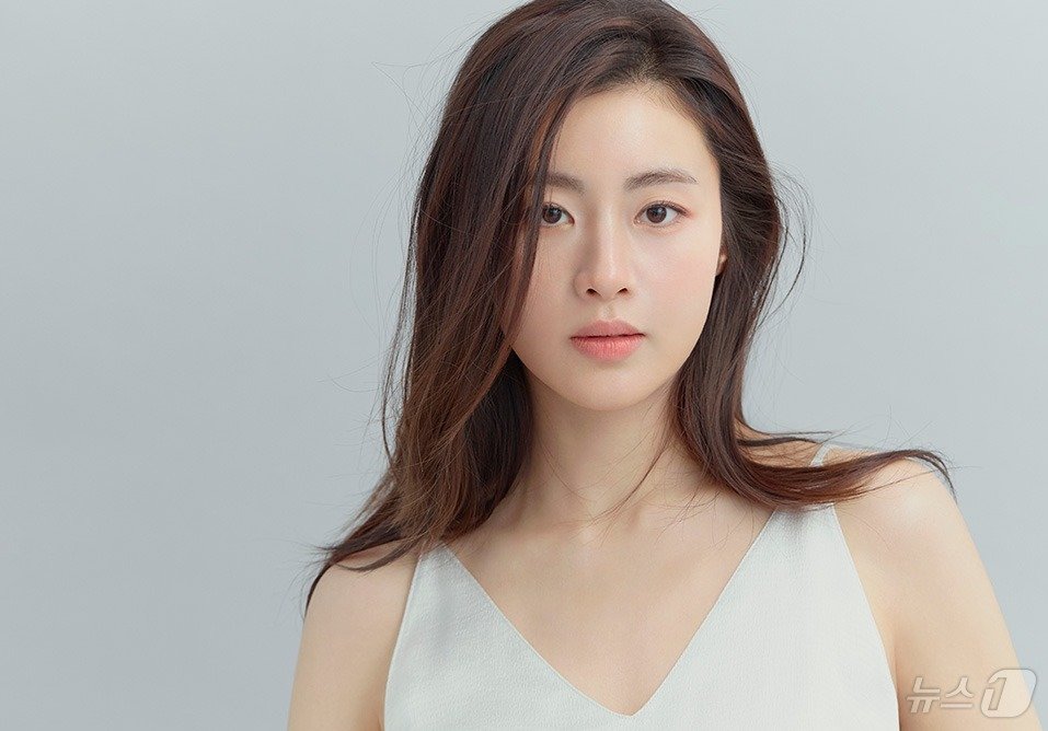 본문 이미지 - 춘천영화제 사회를 맡는 배우 강소라.(춘천영화제 제공)