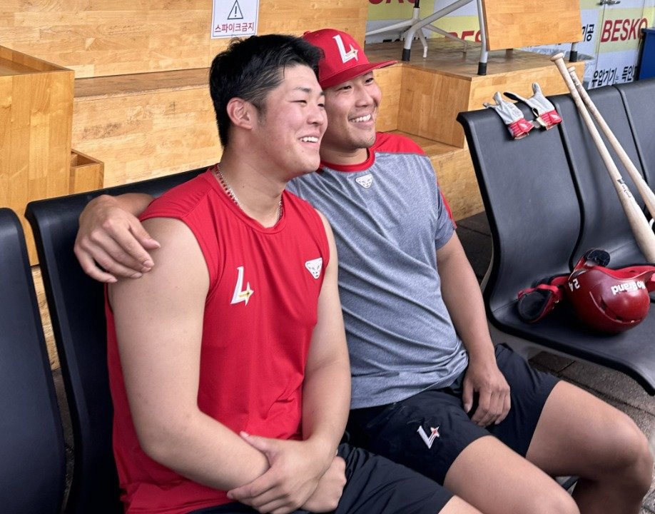 본문 이미지 -  19일 대구 삼성 라이온즈전을 앞두고 함께 경기를 준비 중인 시라카와 케이쇼와 한두솔(오른쪽). (SSG 랜더스 제공)  