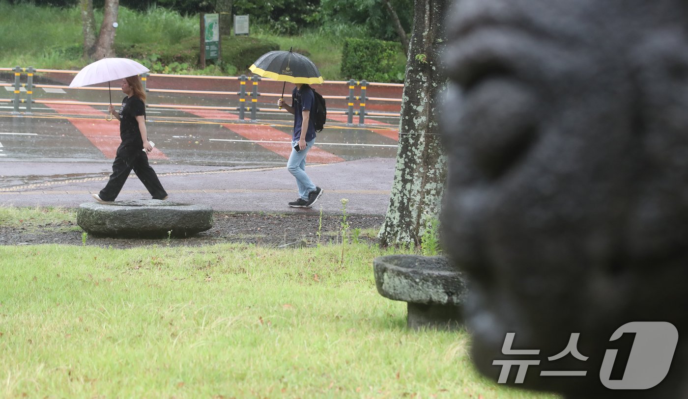 제주에 올해 첫 장맛비가 내린 20일 오전 제주대학교 교정에서 학생들이 우산을 쓰고 등교하고 있다. 2024.6.20/뉴스1 ⓒ News1 오현지 기자