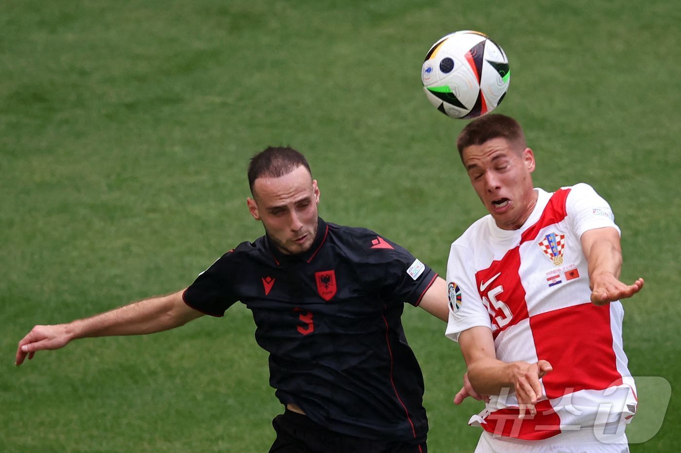 본문 이미지 - 광주FC 소속 야시르 아사니(왼쪽)는 20일(한국시간) 열린 유로 2024 조별리그 크로아티아전에서 도움 1개를 기록했다. ⓒ AFP=뉴스1