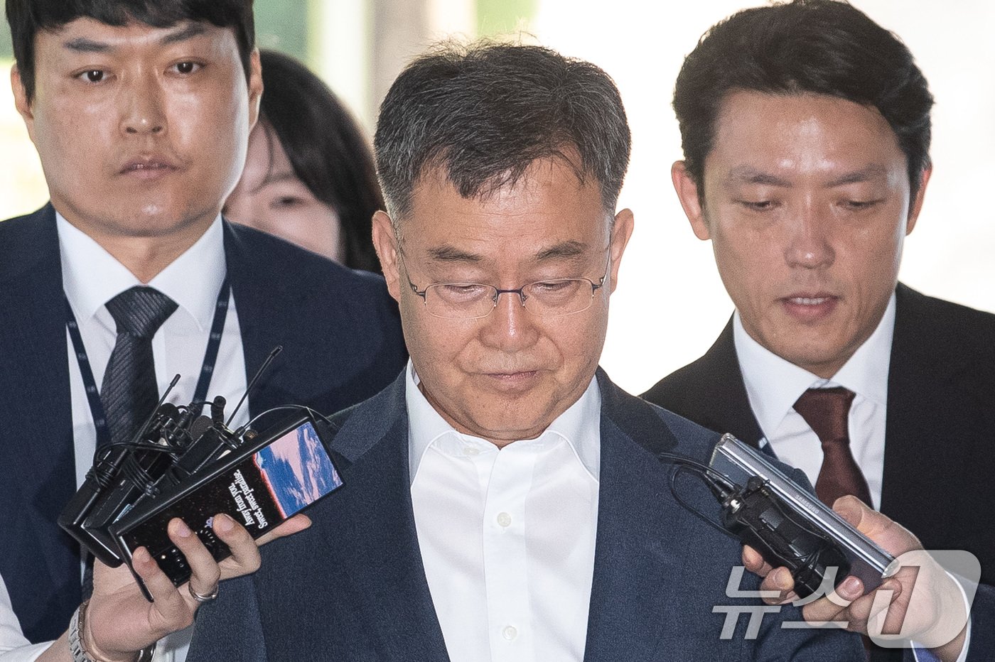 본문 이미지 - 지난 대선 직전 윤석열 대통령의 명예를 훼손할 목적으로 허위 인터뷰를 한 혐의를 받는 화천대유 대주주 김만배 씨. 2024.6.20/뉴스1 ⓒ News1 유승관 기자