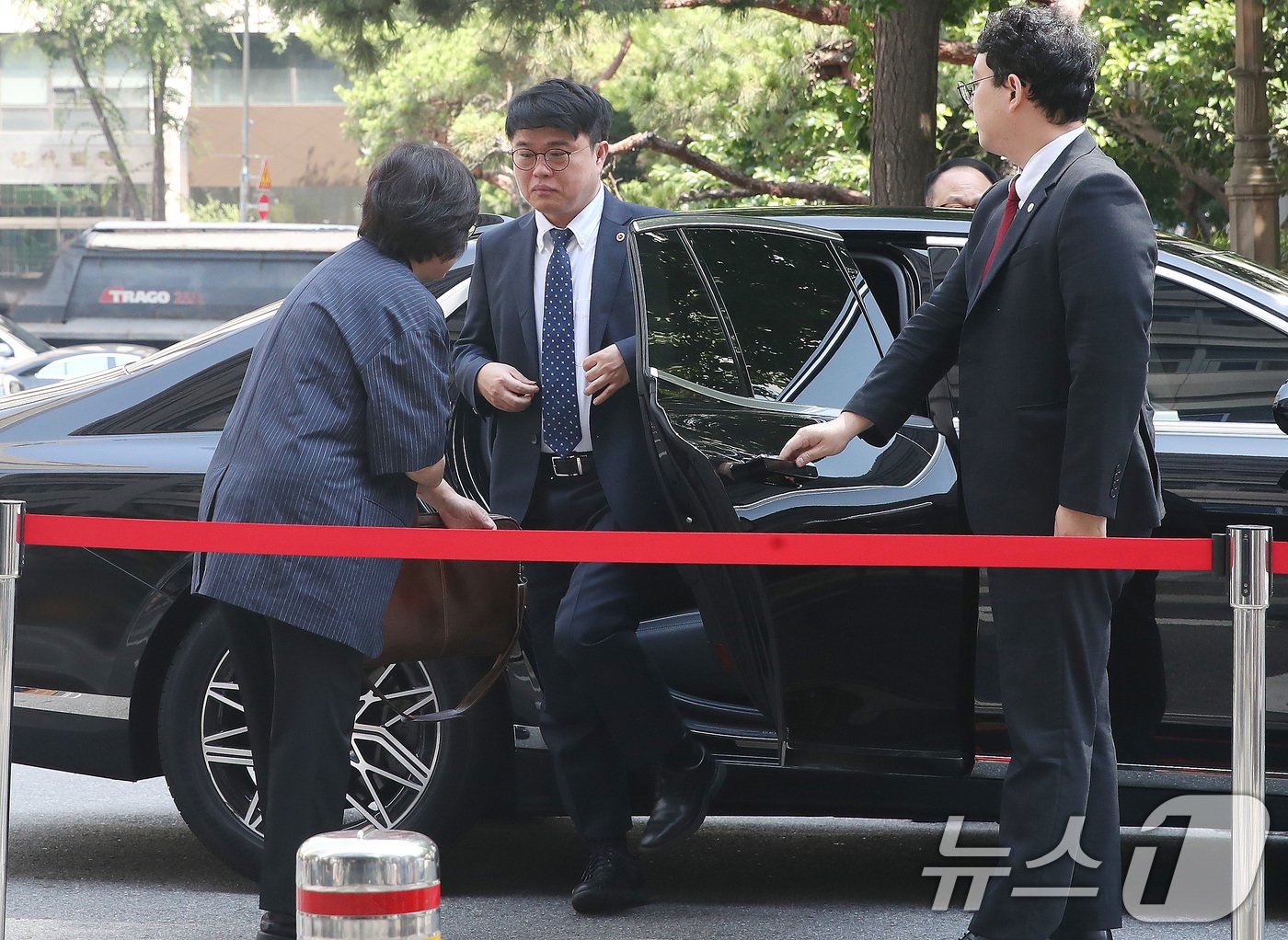 임현택 대한의사협회장이 20일 오전 서울 마포구 서울경찰청 반부패공공범죄수사대에서 소환조사를 받기 위해 차량에서 내리고 있다. 2024.6.20/뉴스1 ⓒ News1 임세영 기자