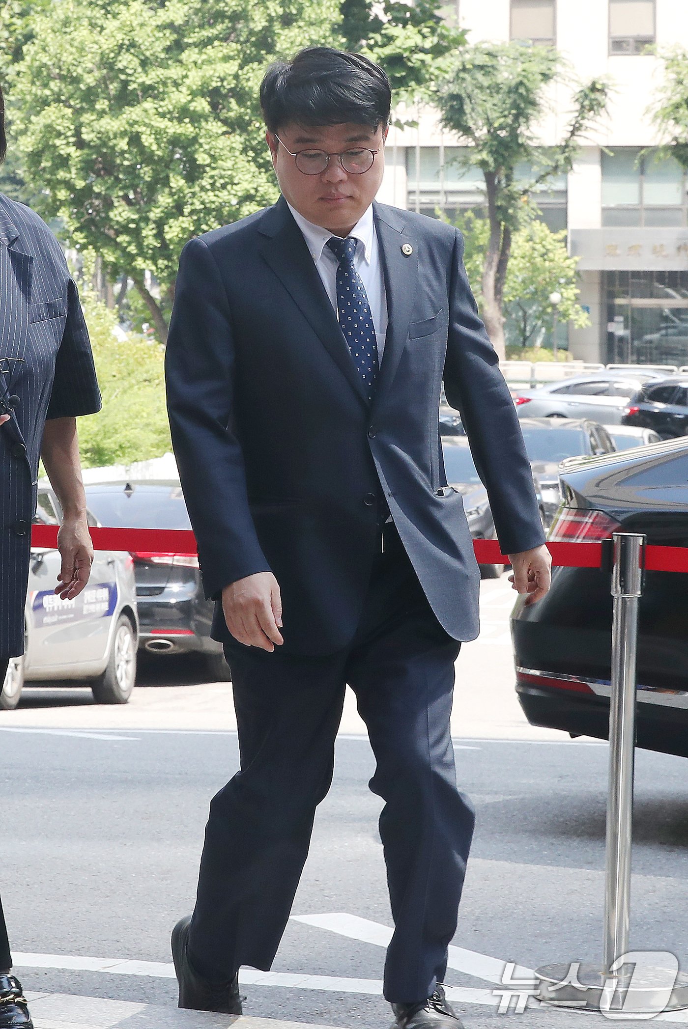 본문 이미지 - 임현택 대한의사협회장이 20일 오전 서울 마포구 서울경찰청 반부패공공범죄수사대에서 소환조사를 받기 위해 발걸음을 옮기고 있다. 2024.6.20/뉴스1 ⓒ News1 임세영 기자