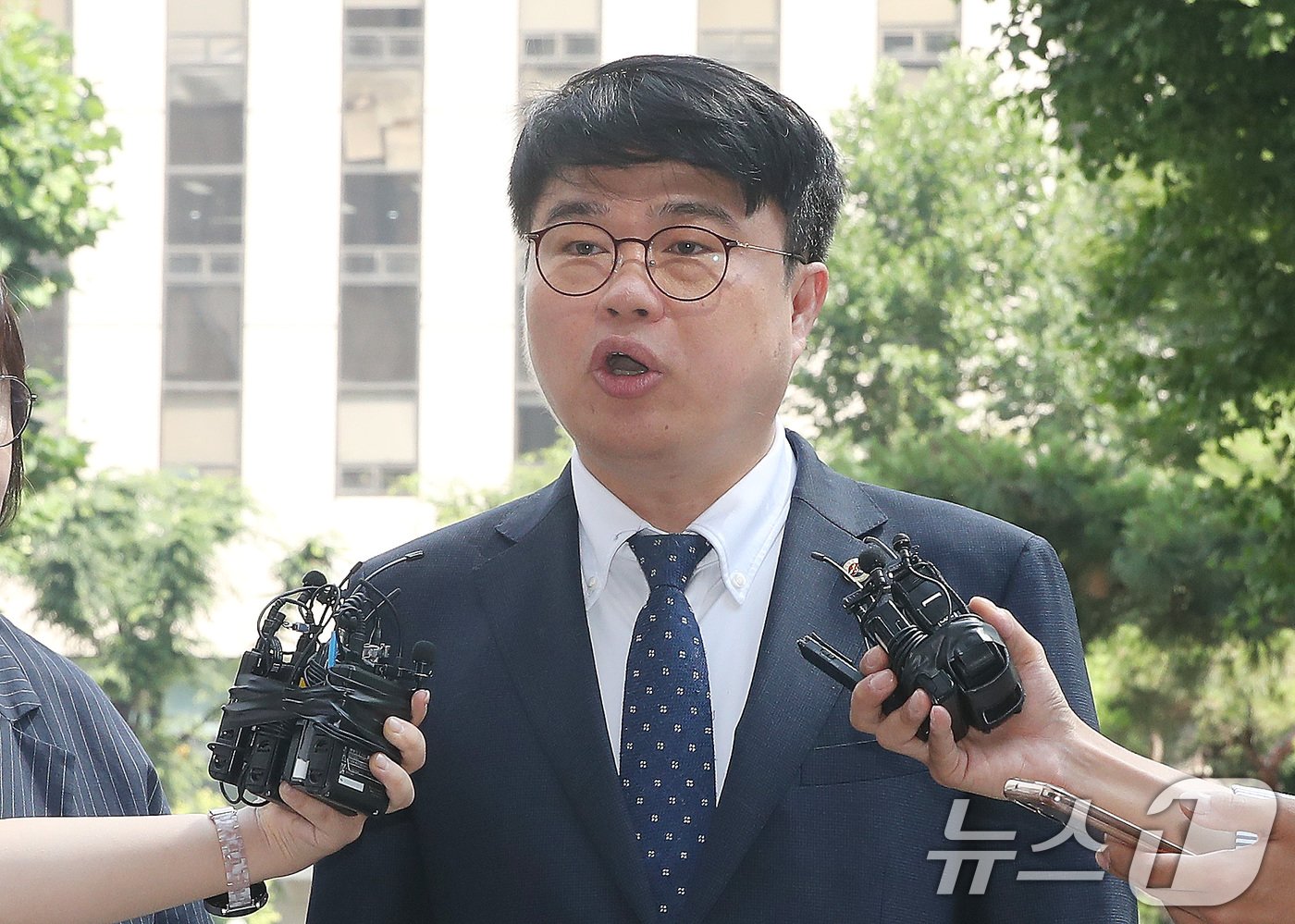 본문 이미지 - 임현택 대한의사협회장이 20일 오전 서울 마포구 서울경찰청 반부패공공범죄수사대에서 소환조사를 받기 위해 출석하며 취재진 질문에 답하고 있다. 2024.6.20/뉴스1 ⓒ News1 임세영 기자
