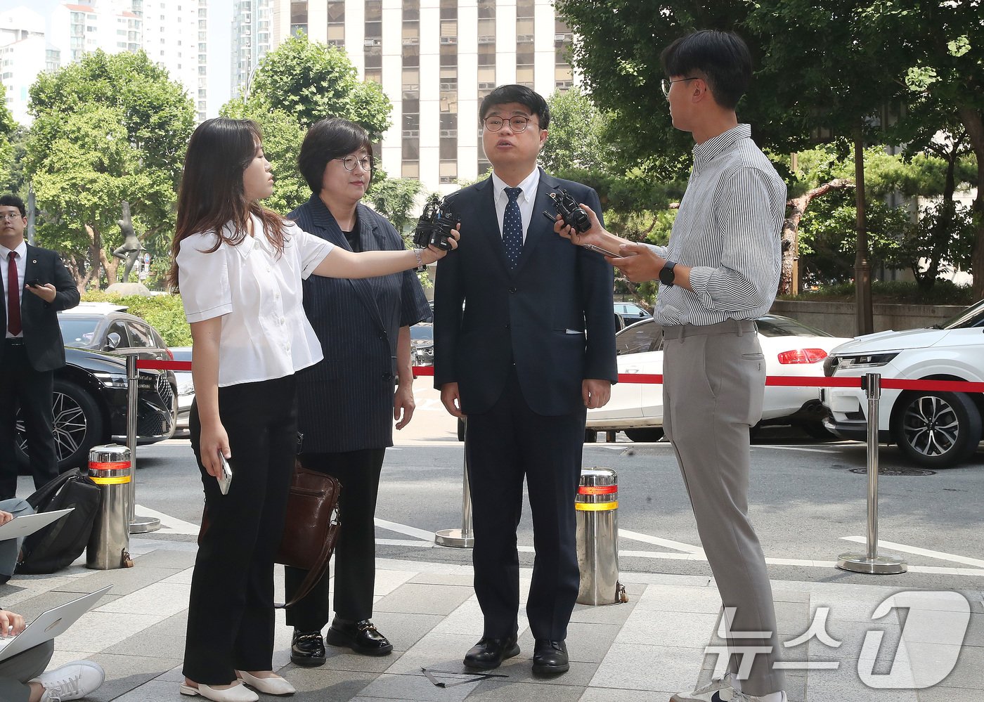 임현택 대한의사협회장이 20일 오전 서울 마포구 서울경찰청 반부패공공범죄수사대에서 소환조사를 받기 위해 발걸음을 옮기고 있다. 2024.6.20/뉴스1 ⓒ News1 임세영 기자