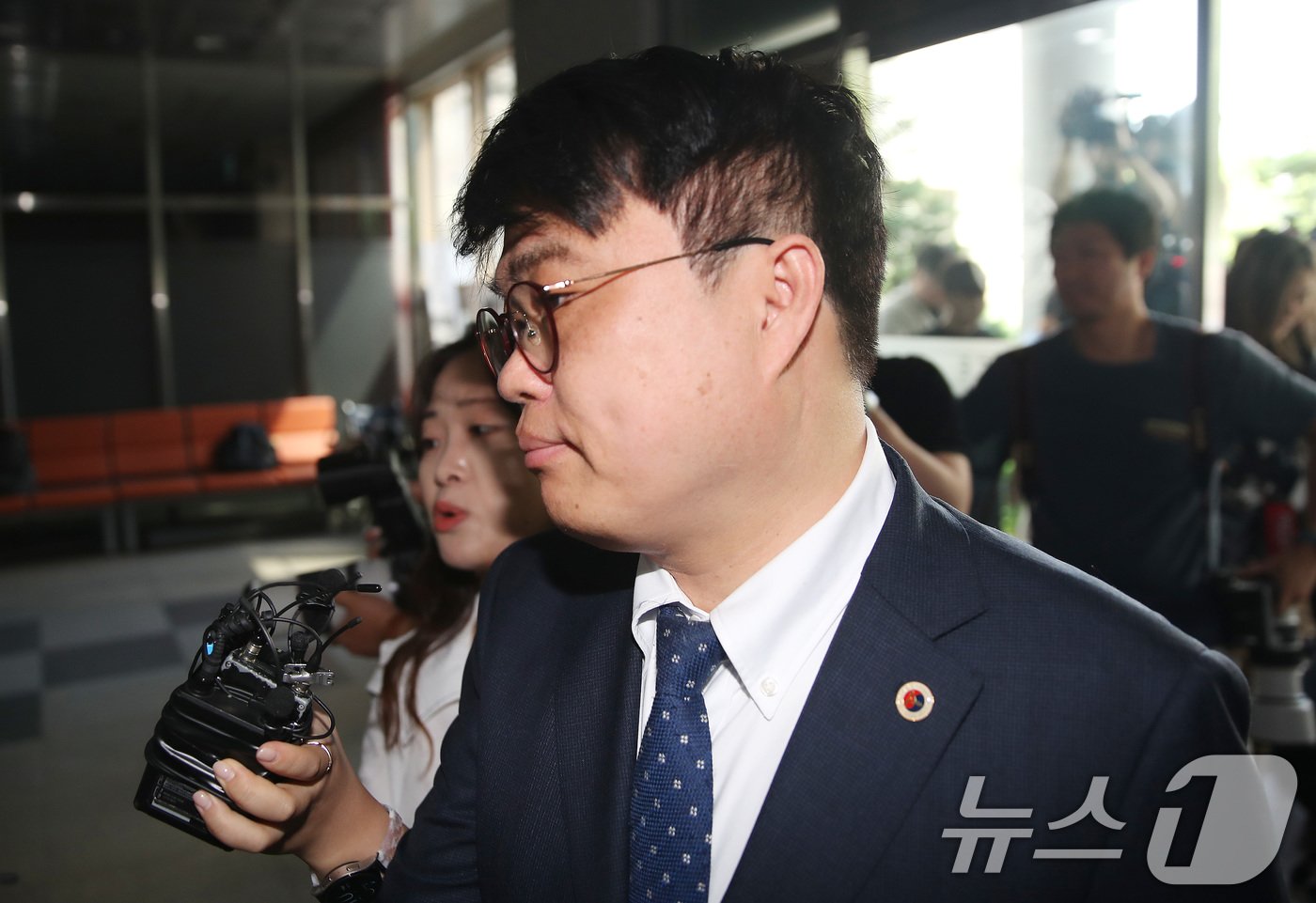 본문 이미지 - 임현택 대한의사협회장이 20일 오전 서울 마포구 서울경찰청 반부패공공범죄수사대에서 소환조사를 받기 위해 발걸음을 옮기고 있다. 2024.6.20/뉴스1 ⓒ News1 임세영 기자