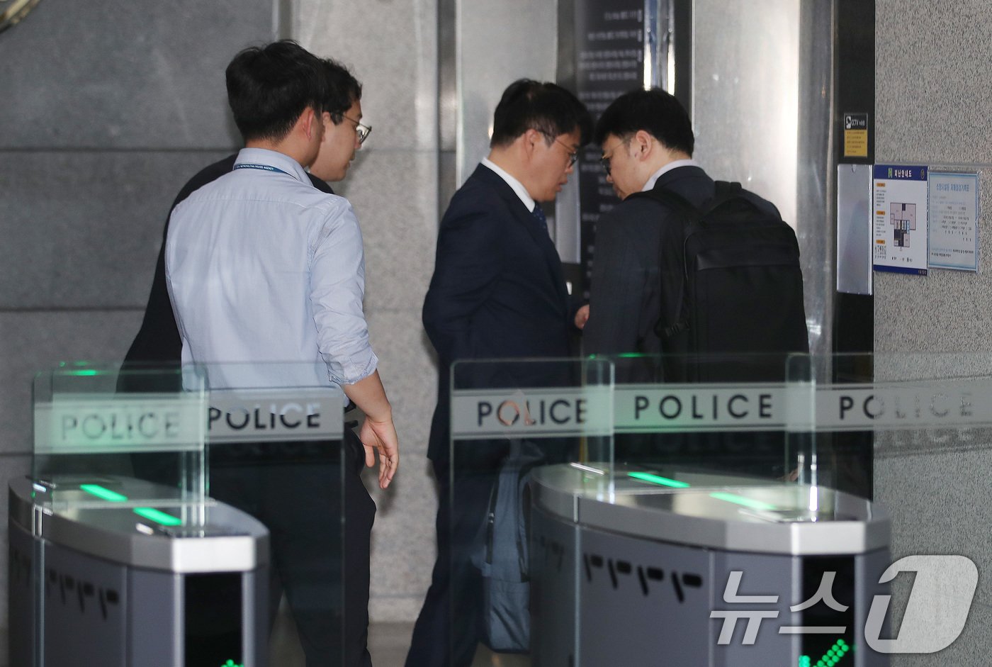 본문 이미지 - 임현택 대한의사협회장이 20일 오전 서울 마포구 서울경찰청 반부패공공범죄수사대에서 소환조사를 받기 위해 발걸음을 옮기고 있다. 2024.6.20/뉴스1 ⓒ News1 임세영 기자