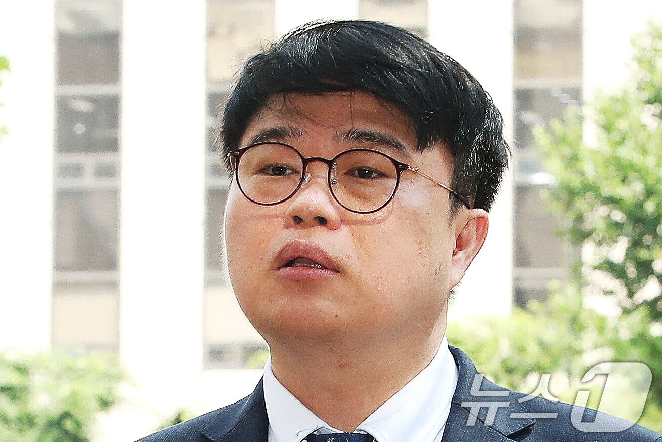 본문 이미지 - 임현택 대한의사협회장이 지난 6월 오전 서울 마포구 서울경찰청 반부패공공범죄수사대에서 소환조사를 받기 위해 출석하며 취재진 질문에 답하고 있다./뉴스1 ⓒ News1 임세영 기자