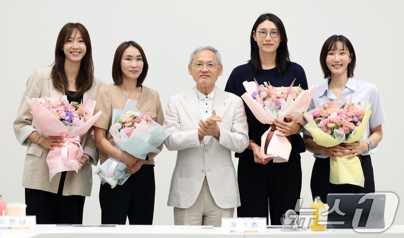 유인촌 문화체육관광부 장관과 은퇴를 선언한 김연경을 비롯한 참석 선수들이 20일 오전 서울 종로구 국립현대미술관 서울관에서 열린 대한배구협회 여자배구 국가대표 은퇴선수 간담회에서 기념촬영을 하고 있다. 왼쪽부터 한송이, 이숙자, 유 장관, 김연경, 한유미. 2024.6.20/뉴스1 ⓒ News1 이동해 기자