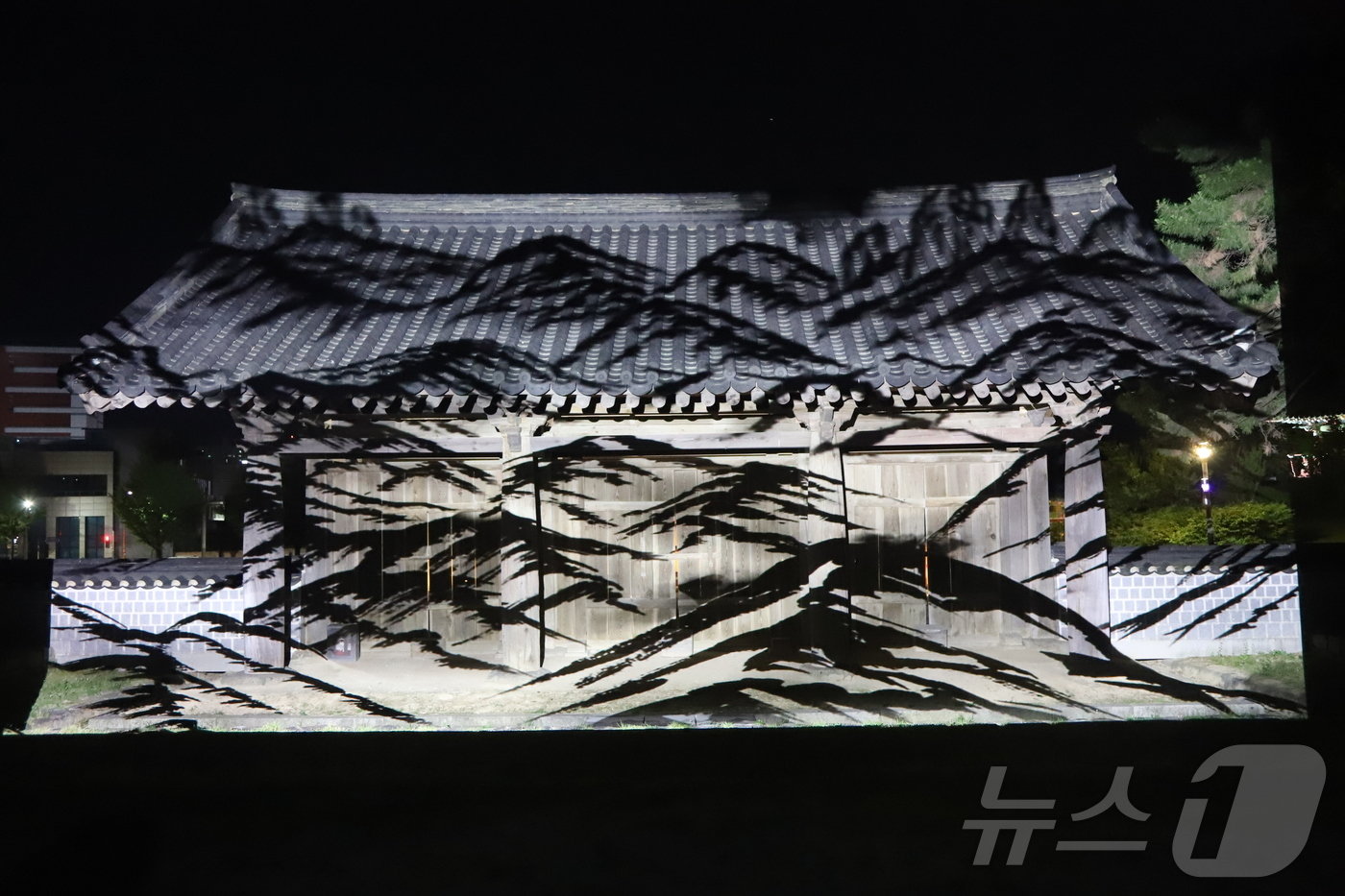 본문 이미지 - 국가유산 미디어아트 사업 '강릉대도호부관아-강릉을 그리다' 파일럿 테스트.(강릉문화원 제공) 2024.6.20/뉴스1