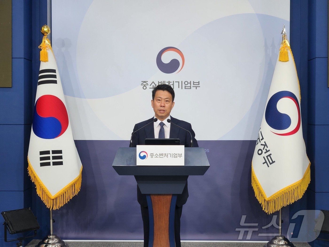 본문 이미지 - 임정욱 중소벤처기업부 창업혁신실장이 20일 정부서울청사 별관에서 '제26회 민생토론회: 동북아 첨단 제조혁신허브 경북'의 사전브리핑을 진행하고 있다. ⓒ News1 이정후 기자