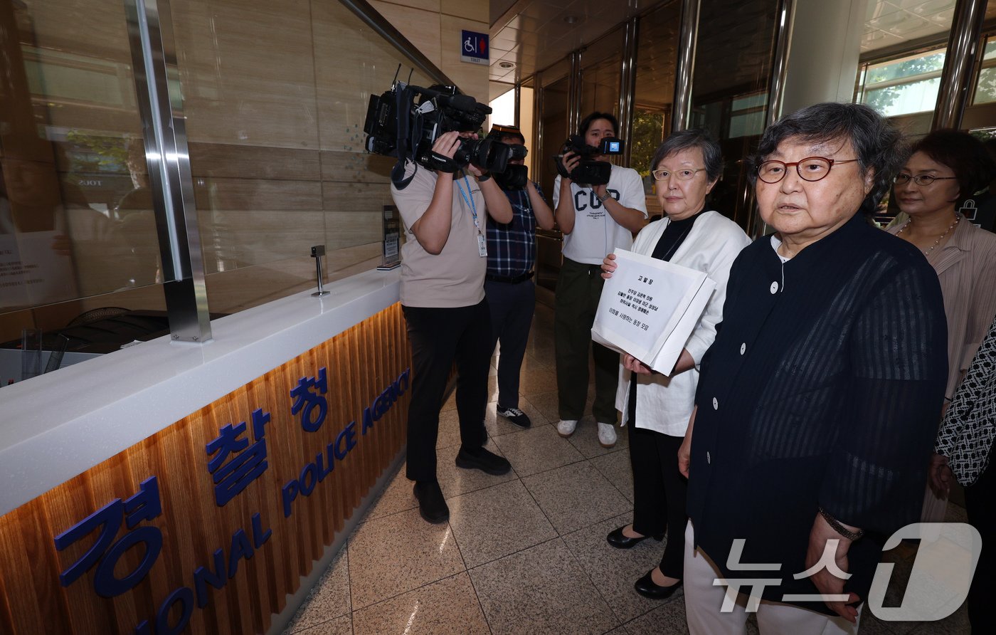 김숙희 전 교육부 장관&#40;오른쪽&#41;과 김혜숙 전 이화여자대학교 총장이 20일 오전 서울 서대문구 미근동 경찰청 민원봉사실에서 &#39;여대생 성상납&#39; 발언을 한 김준혁 더불어민주당 의원에 대한 고발장 접수를 준비하고 있다. 2024.6.20/뉴스1 ⓒ News1 박정호 기자