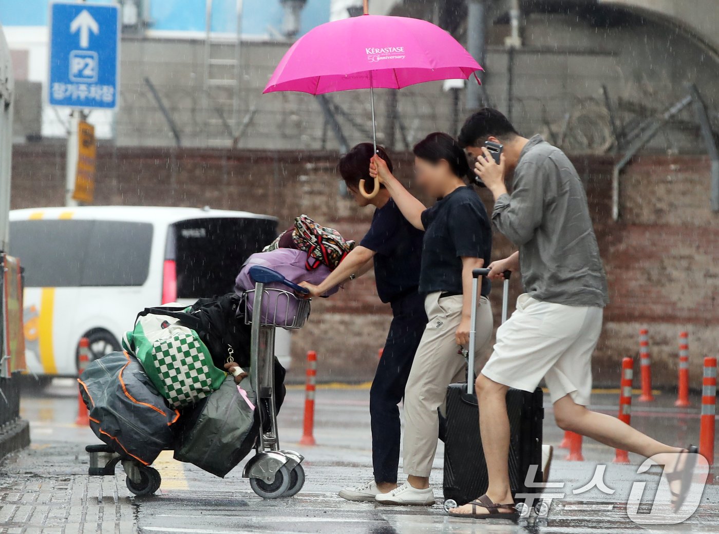본문 이미지 - 제주에 올해 첫 장맛비가 내린 20일 오전 제주국제공항에서 관광객들이 비를 피해 빠르게 이동하고 있다. 2024.6.20/뉴스1 ⓒ News1 오현지 기자