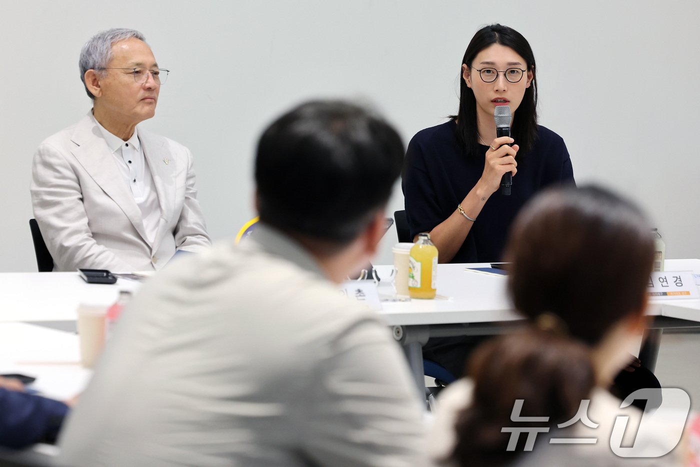 국가대표 은퇴를 선언한 김연경이 20일 오전 서울 종로구 국립현대미술관 서울관에서 열린 대한배구협회 여자배구 국가대표 은퇴선수 간담회에서 발언하고 있다. 2024.6.20/뉴스1 ⓒ News1 이동해 기자