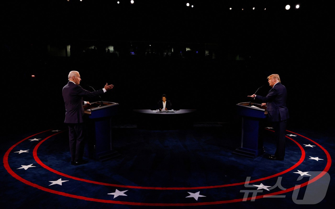 본문 이미지 - 조 바이든 미국 대통령과 도널드 트럼프 전 대통령 두 미국 대선 후보가 오는 27일&#40;현지시간&#41; 첫 TV 토론회에서 격돌한다. 사진은 지난 2020년 대선 당시 미국 테네시주 내슈빌 벨몬트 대학교에서 열린 대선 토론회에서 두 후보가 토론을 벌이고 있는 모습. ⓒ 로이터=뉴스1 ⓒ News1 류정민 기자