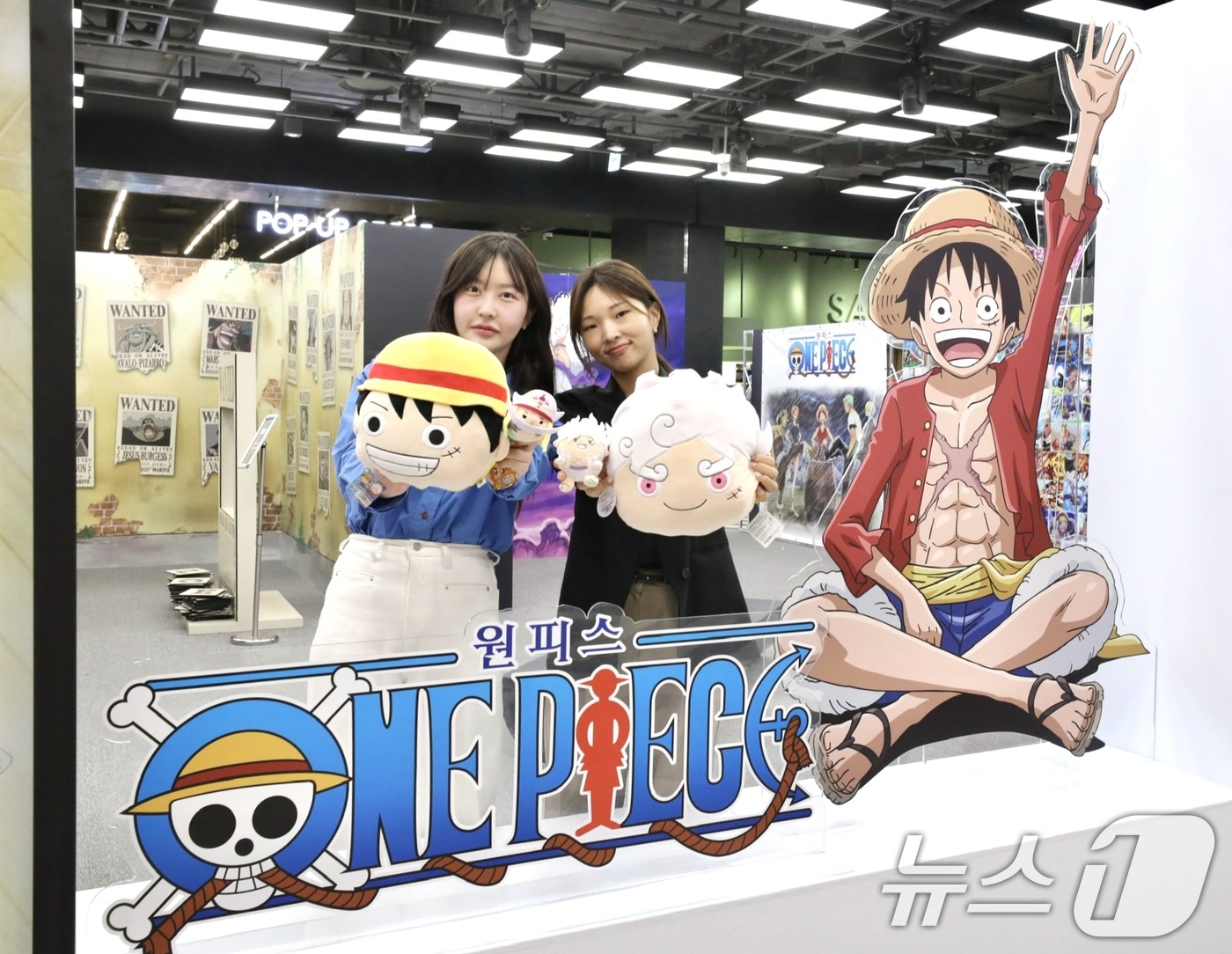 (서울=뉴스1) = 20일 오전 서울 영등포구 현대백화점 더현대 서울에 마련된 애니메이션 '원피스' 25주년 기념 팝업스토어에서 직원들이 굿즈 상품을 소개하고 있다.오는 26일까지 …