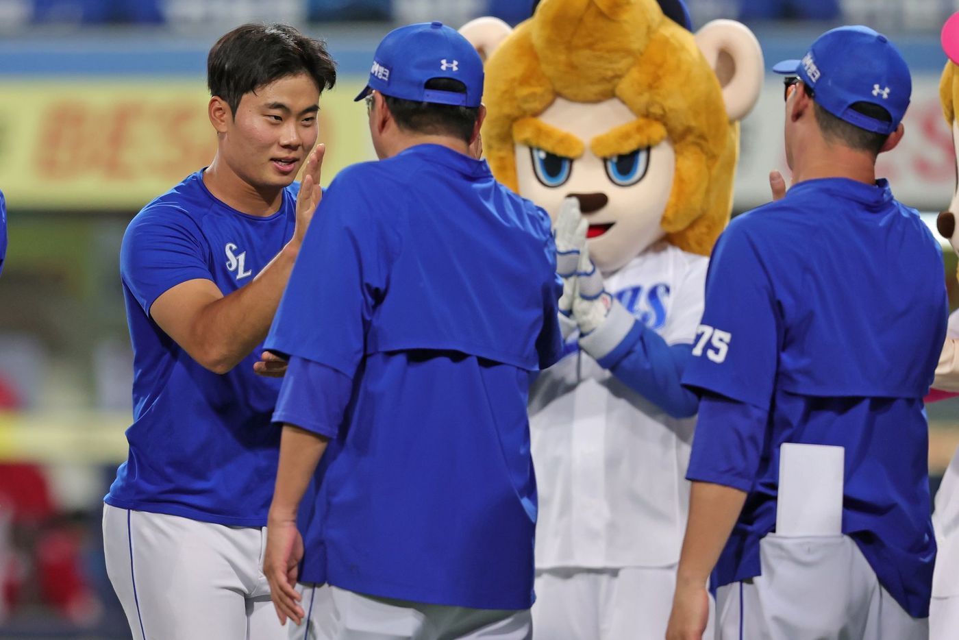 본문 이미지 -  19일 SSG전을 승리로 마친 후 코칭스태프들과 하이파이브를 하는 이창용(맨 왼쪽). (삼성 라이온즈 제공) 