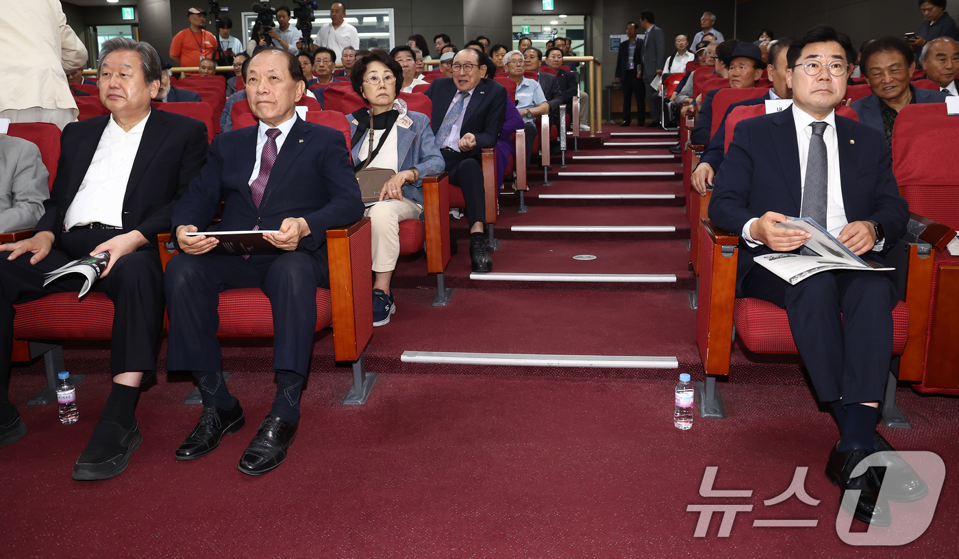 (서울=뉴스1) 김민지 기자 = 황우여 국민의힘 비상대책위원장(왼쪽 두 번째)와 박찬대 더불어민주당 원내대표(오른쪽)가 20일 오전 서울 여의도 국회에서 열린 김대중과 6월 민주항 …