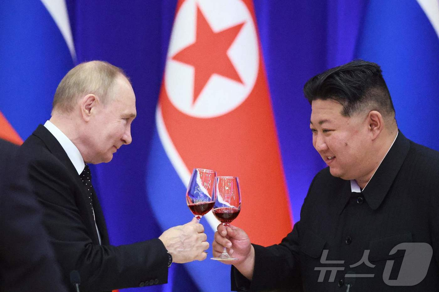 본문 이미지 - 김정은 북한 국무위원장과 블라디미르 푸틴 러시아 대통령이 지난 6월 19일 (현지시간) 평양 모란관 영빈관에서 열린 만찬서 건배를 하고 있다. 2024.06.20 ⓒ AFP=뉴스1 ⓒ News1 우동명 기자