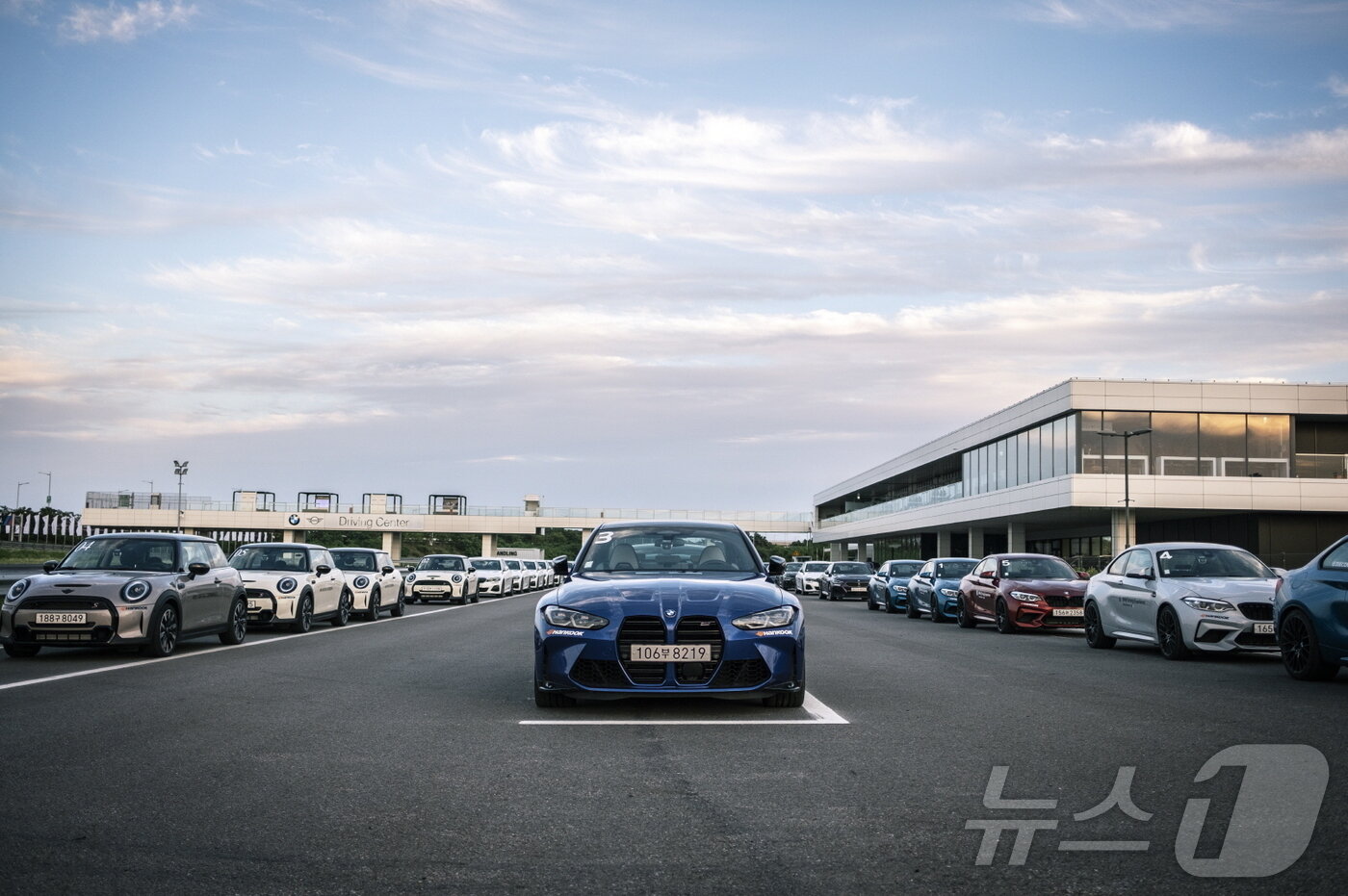 본문 이미지 -  인천 영종도의 BMW 드라아빙 센터.(BMW그룹 코리아 제공)