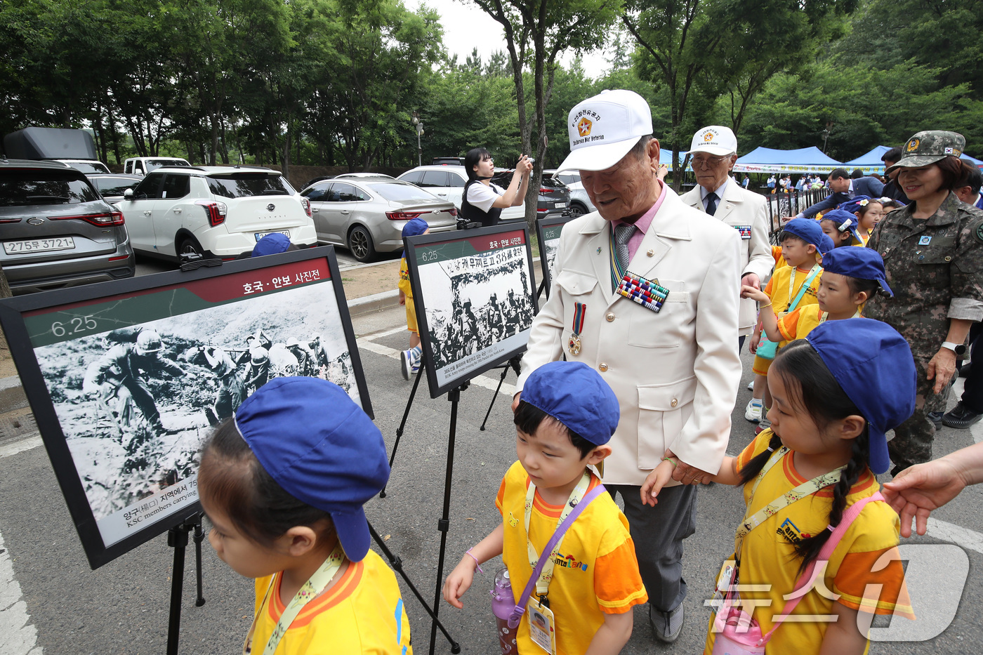 (대구=뉴스1) 공정식 기자 = 6·25전쟁 74주년을 닷새 앞둔 20일 오전 대구 북구 옻골공원에서 한국자유총연맹 대구북구지회 주최로 열린 6·25전쟁 체험행사장을 찾은 환타랜드 …