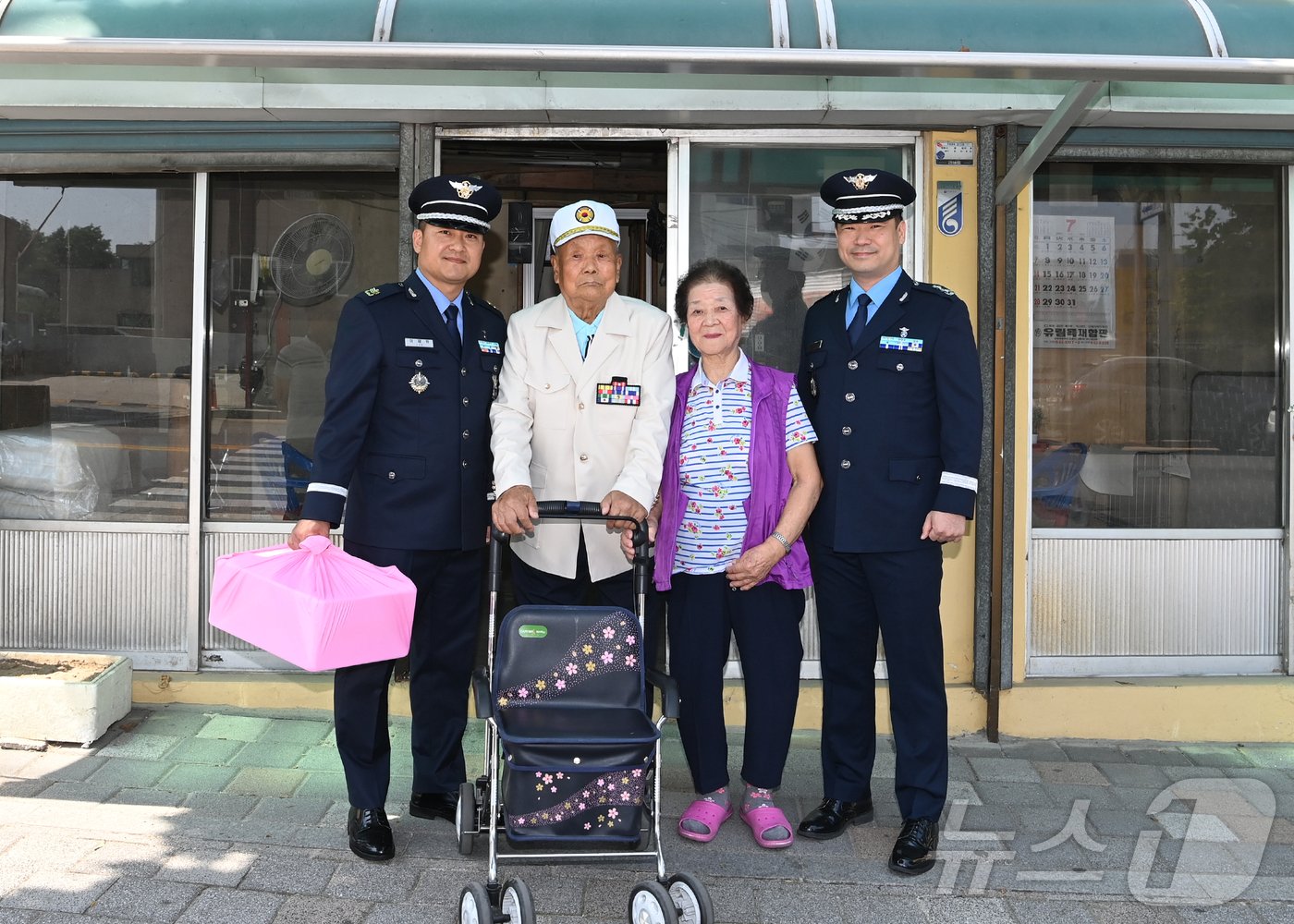 공군18전투비행단, 강릉지역 6·25 참전유공자 위문방문.&#40;공군18전비 제공&#41; 2024.6.20/뉴스1