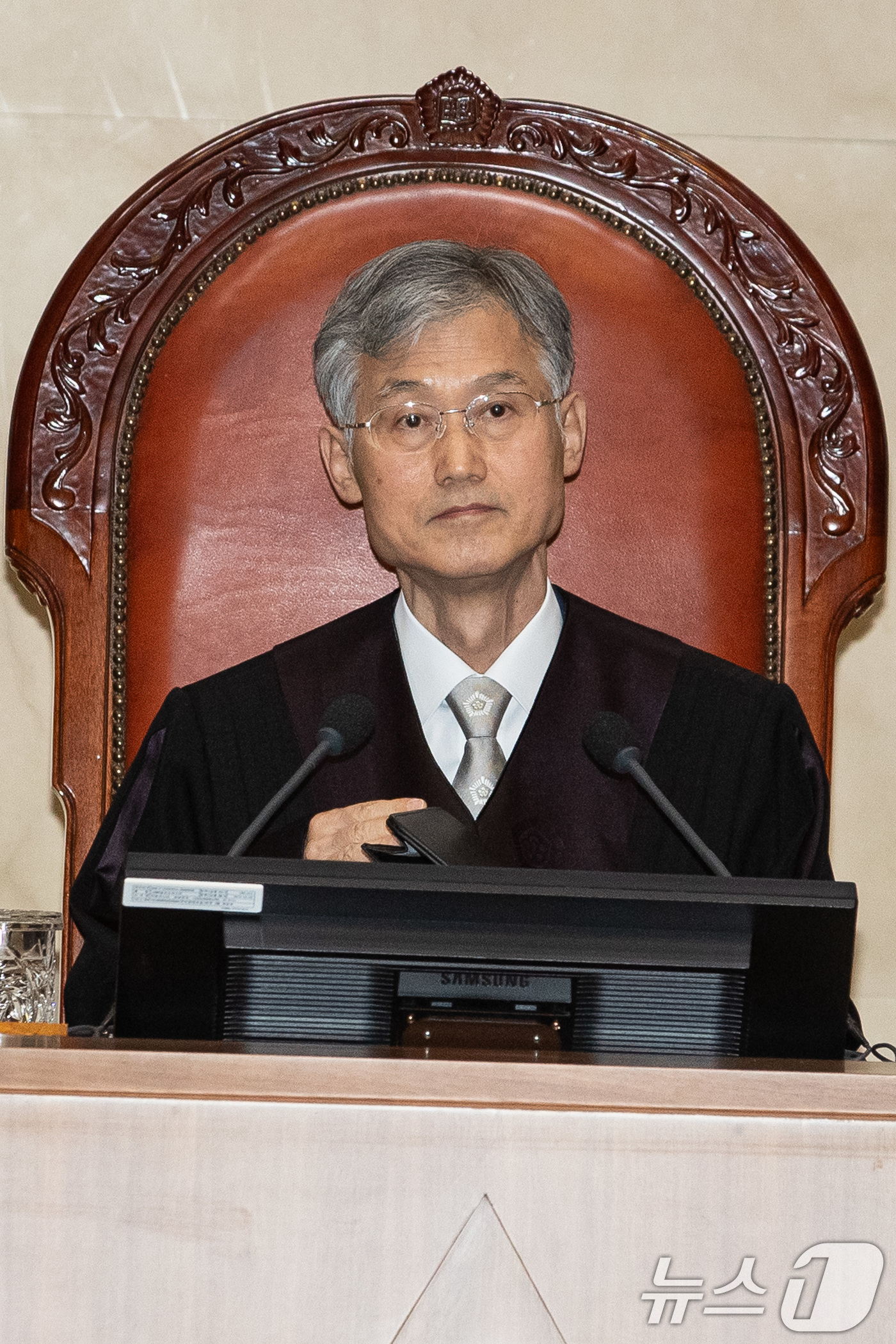 (서울=뉴스1) 유승관 기자 = 조희대 대법원장이 20일 서울 서초구 대법원에서 전원합의체 판결 선고를 하기 위해 자리하고 있다. 2024.6.20/뉴스1