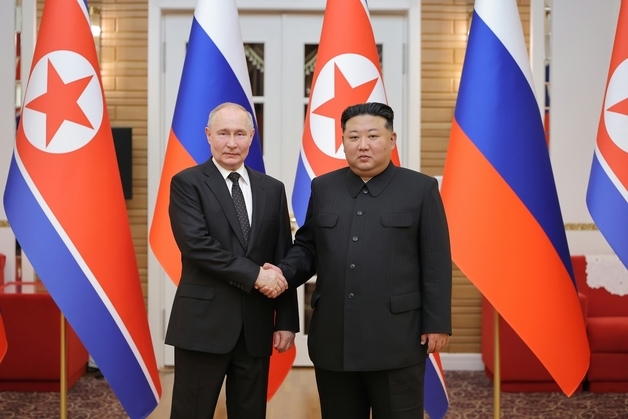 "北, 우크라와 싸우는 러시아 군사지원으로 3년간 2조원 수입"