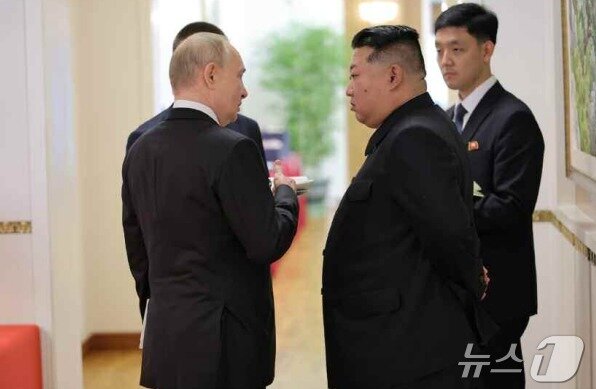 본문 이미지 - &#40;평양 노동신문=뉴스1&#41; = 김정은 북한 노동당 총비서와 블라디미르 푸틴 러시아 대통령. 재배포 금지. DB 금지. For Use Only in the Republic of Korea. Redistribution Prohibited] rodongphoto@news1.kr