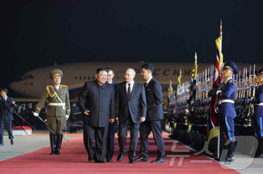 본문 이미지 - (평양 노동신문=뉴스1) =북한 노동당 기관지 노동신문은 20일 블라디미르 푸틴 러시아 대통령이 방문 일정을 성과적으로 마치고 6월19일 밤 전용기로 평양을 출발했다고 보도했다. 김정은 총비서가 공항에서 푸틴 대통령을 배웅했다. [국내에서만 사용가능. 재배포 금지. DB 금지. For Use Only in the Republic of Korea. Redistribution Prohibited] rodongphoto@news1.kr