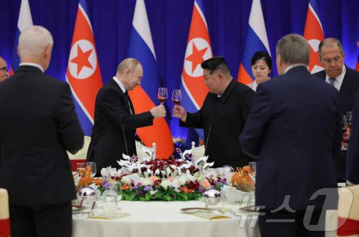 본문 이미지 - &#40;평양 노동신문=뉴스1&#41; = 지난 19일에 평양에서 열린 북러 정상회담 환영 연회. [국내에서만 사용가능. 재배포 금지. DB 금지. For Use Only in the Republic of Korea. Redistribution Prohibited] rodongphoto@news1.kr