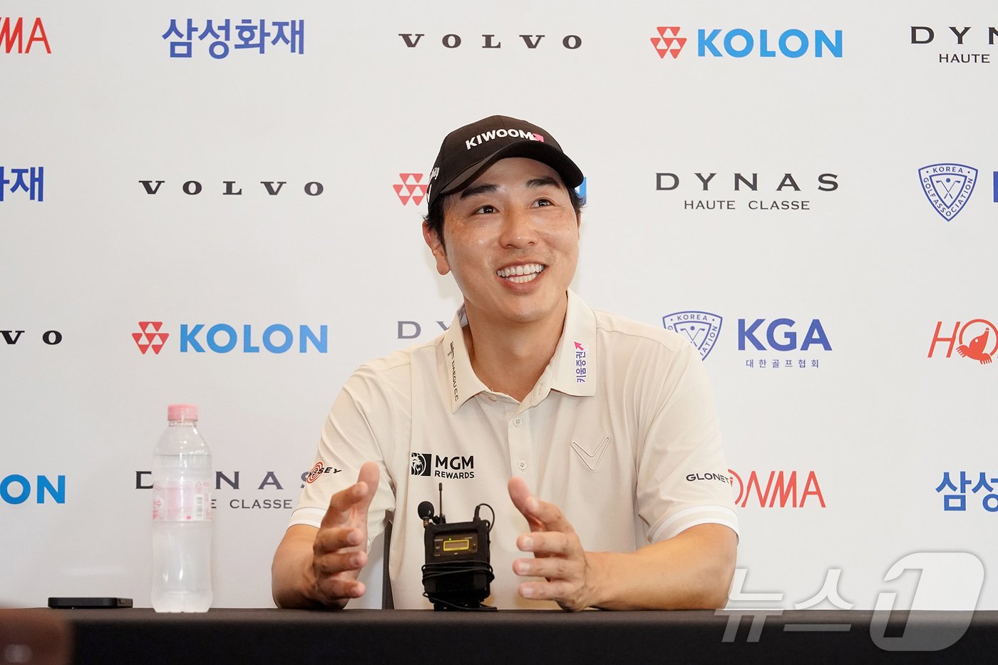 본문 이미지 - 배상문이 20일 한국오픈 1라운드를 마친 뒤 인터뷰를 진행하고 있다. (한국오픈 조직위원회 제공)