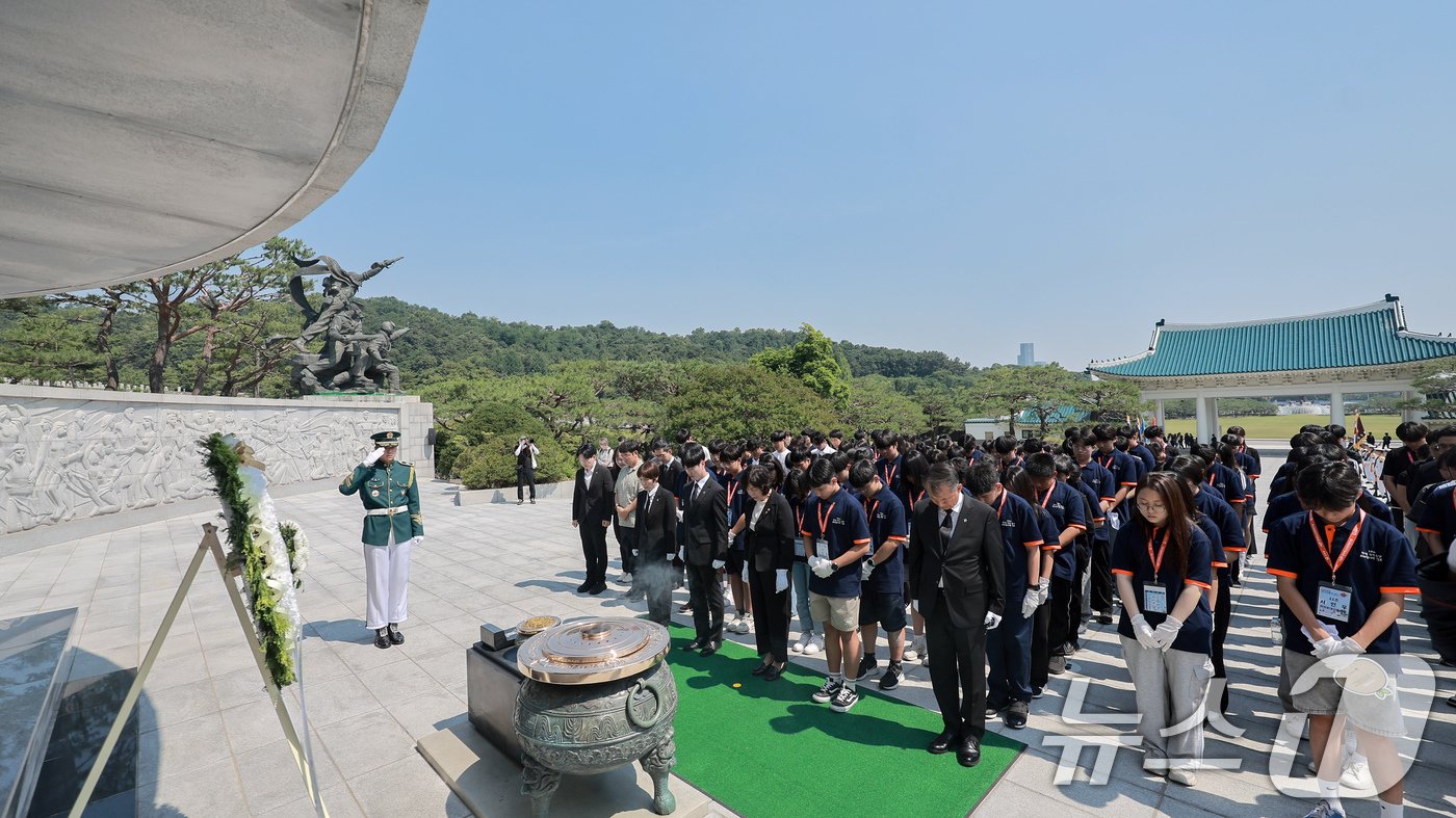 강정애 국가보훈부 장관이 나라사랑 리더십새싹 캠프 참가 학생, 국가보훈부 2030 자문단과 20일 서울 동작구 국립서울현충원 현충탑을 참배하고 있다. &#40;국가보훈부 제공&#41; 2024.6.20/뉴스1