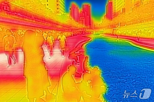 (서울=뉴스1) 민경석 기자 = 서울 지역 낮 최고 기온이 35도까지 올라 불볕더위가 찾아온 20일 열화상 카메라에 담긴 서울 종로구 청계천 산책로 일대 높은 온도를 나타내는 부분 …