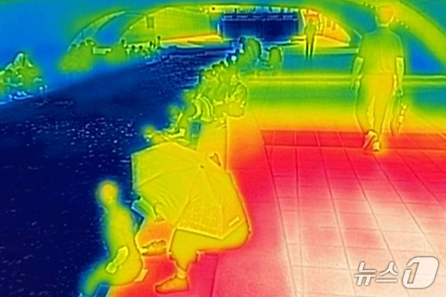 (서울=뉴스1) 민경석 기자 = 서울 지역 낮 최고 기온이 35도까지 올라 불볕더위가 찾아온 20일 열화상 카메라에 담긴 서울 종로구 청계천 산책로 일대 높은 온도를 나타내는 부분 …